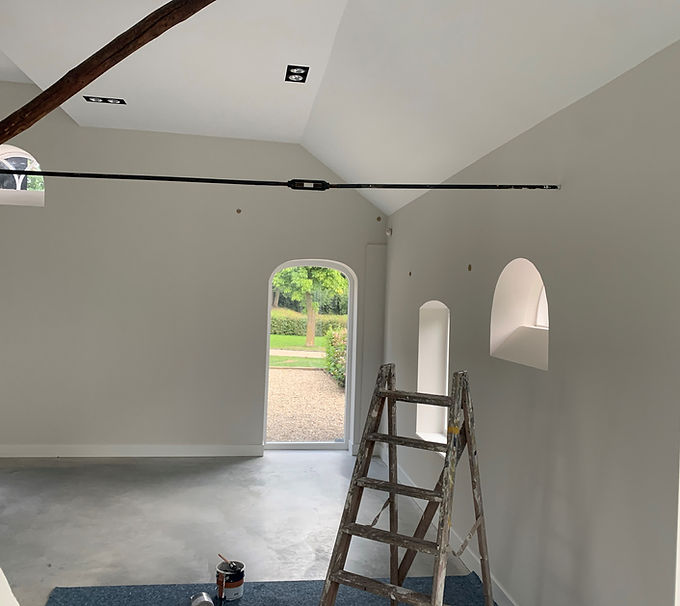 Binnenschilderwerk en plafond spuiten in een vrijstaande woning.