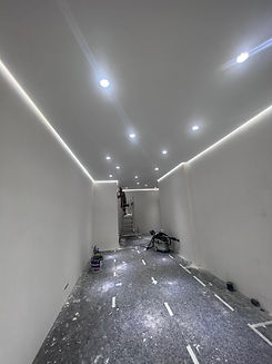 Eingangsbereich fertig Blick auf Logo Rohbau.jpg