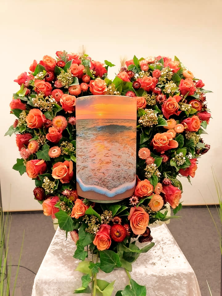 Urne mit Blumenkranz