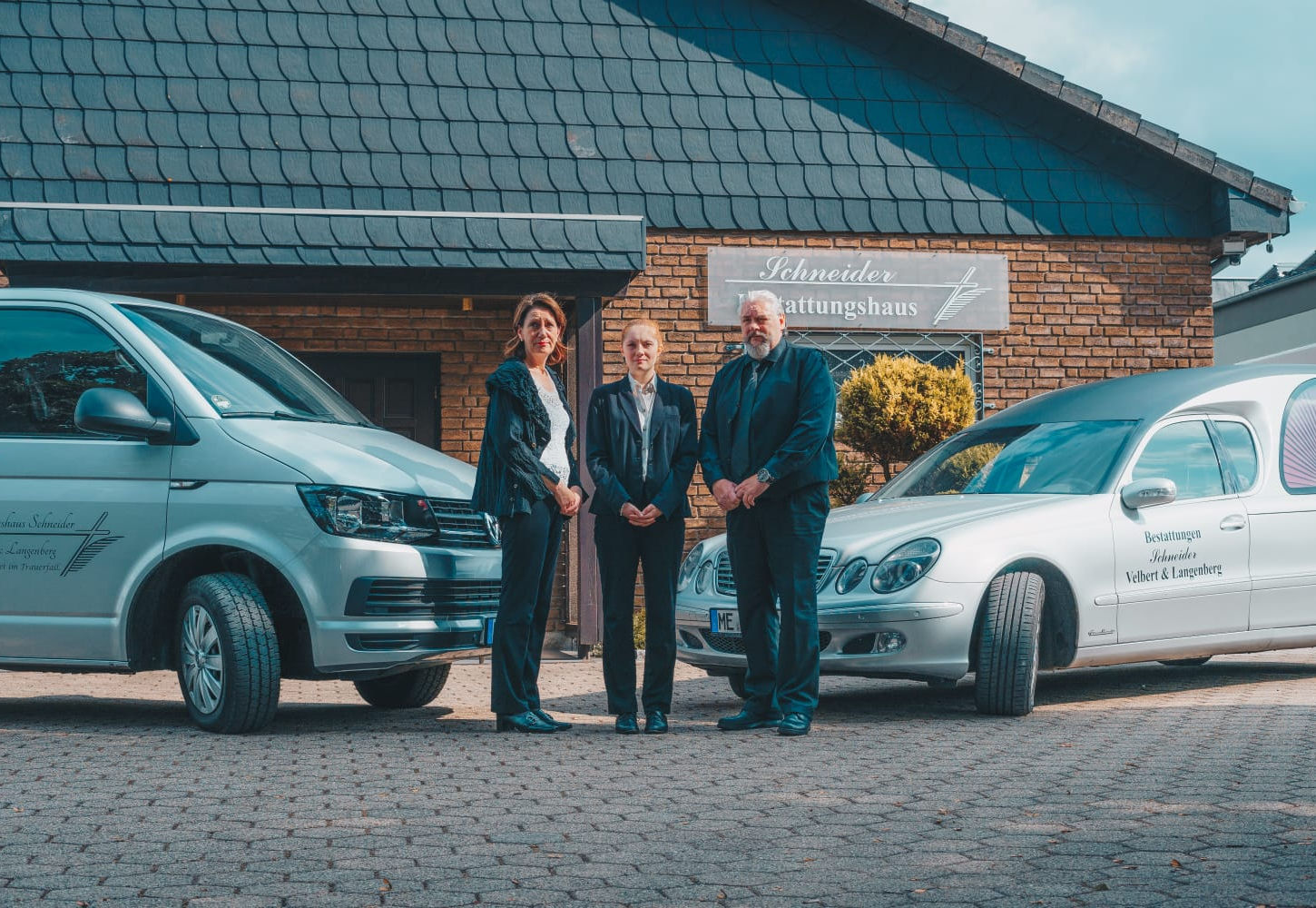 Familie Schneider vor Bestattungshaus