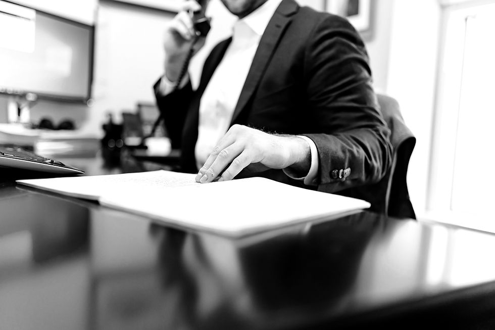 Mann der Telefoniert und im Büro sitzt