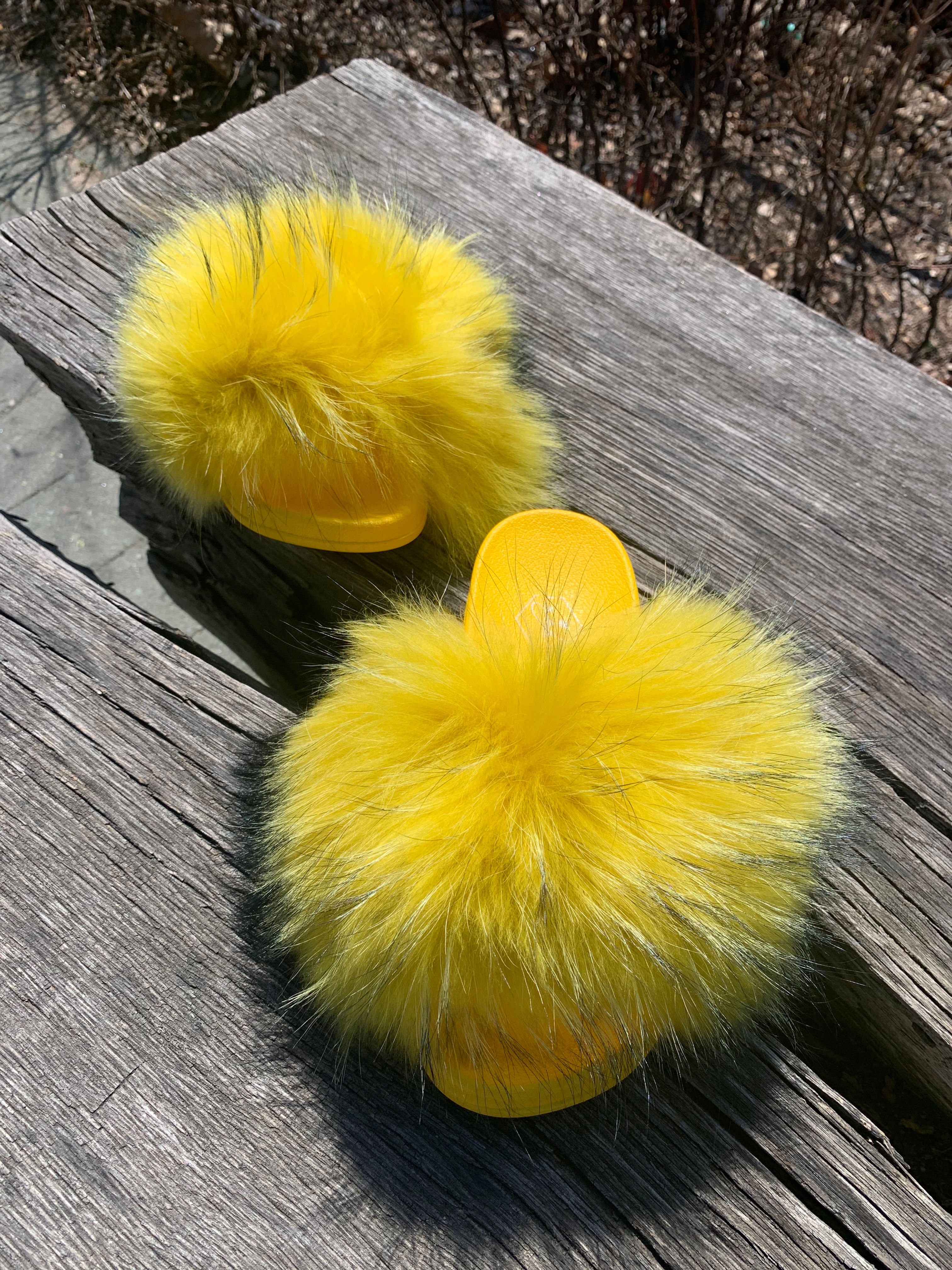 PINEAPPLE YELLOW FUR SLIDE