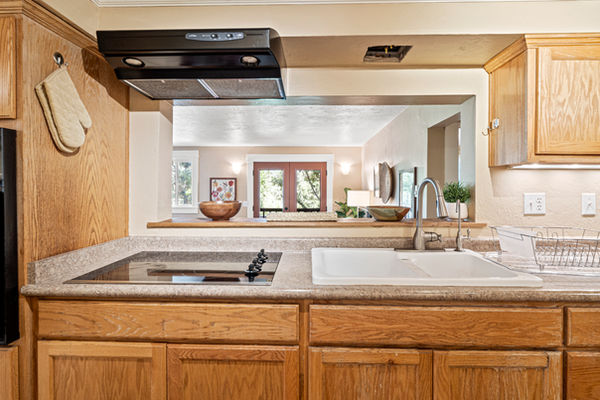 694 kitchen 1.jpg