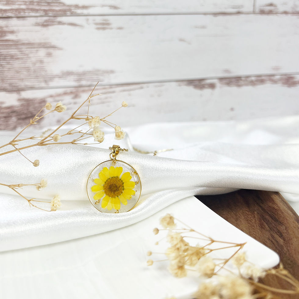 Miniature : Ilona - Collier en résine incrusté de fleurs séchées