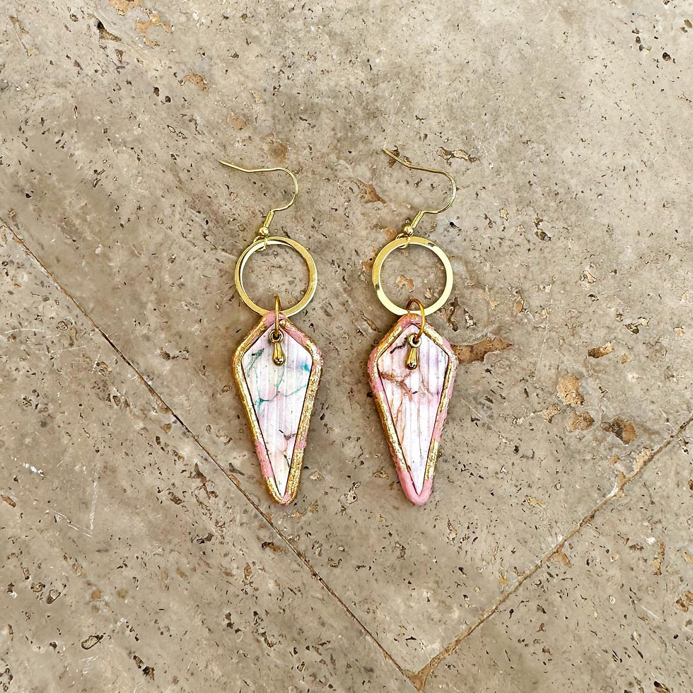 Küçük resim: gold detay pembe mermer desen küpe