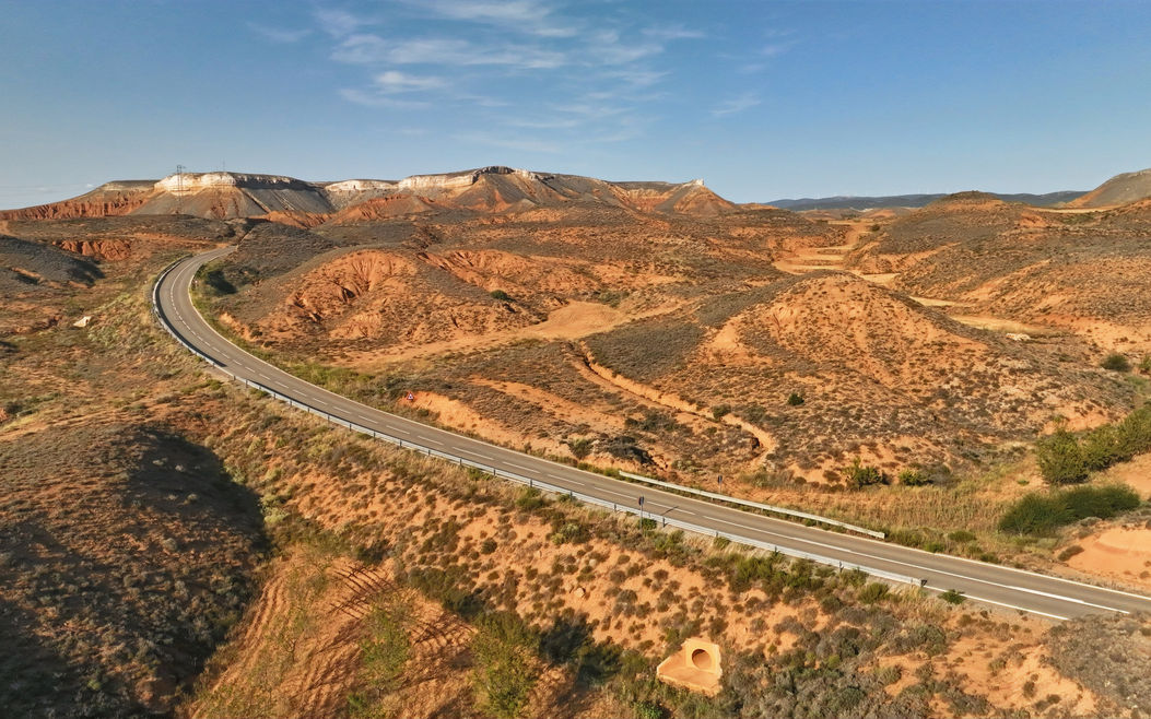 Cinematographic location in Spain, Teruel, localización cinematográfica en España, Teruel. Localización árida Teruel, localización desértica Teruel, Desert location Teruel, localización árida Teruel, Arid location Teruel. Cinematográfico, cinematographic, Western location, Cowboy landscape in Spain, carretera solitaria localización cinematográfica rodar en Teruel, film in Teruel, grabar en Teruel