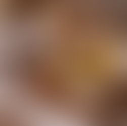 Natürliche Pflanzenöle und Wellness-Accessoires in ruhiger Atmosphäre