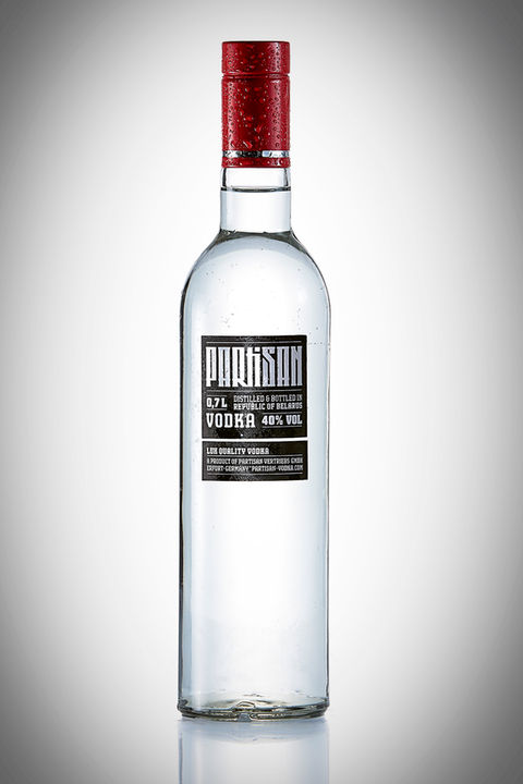 Wodka Flasche im Studio fotografiert mit Wassertropfen