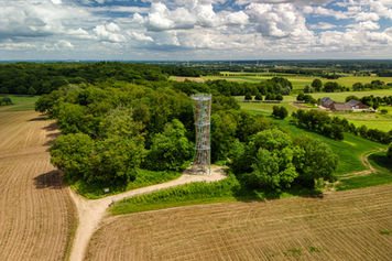Der Aussichtsturm Sonsbeck mit einer Drohne bei sonnigem Sommerwetter fotografiert