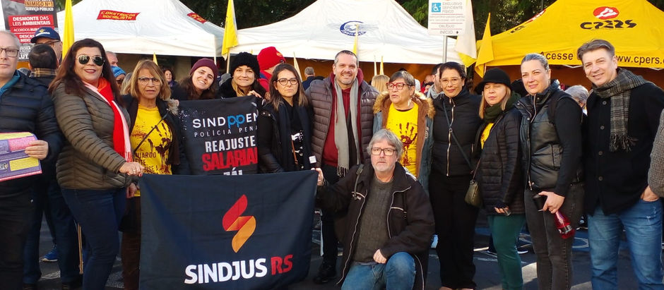 Servidores estaduais protestam por revisão geral anual em frente ao Piratini 