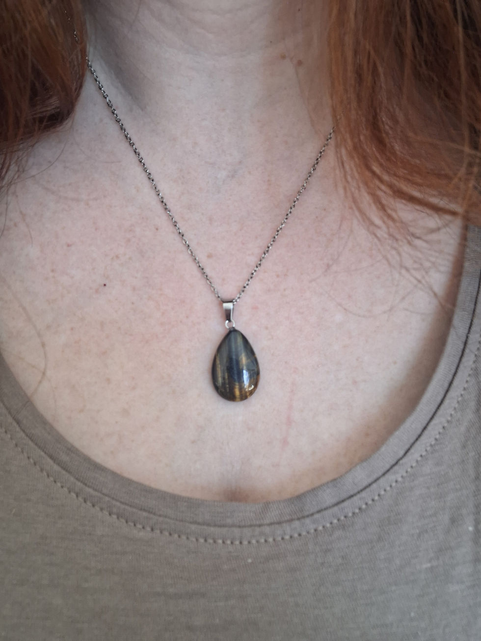 Miniature : Pendentif larme en œil de tigre – protection & confiance