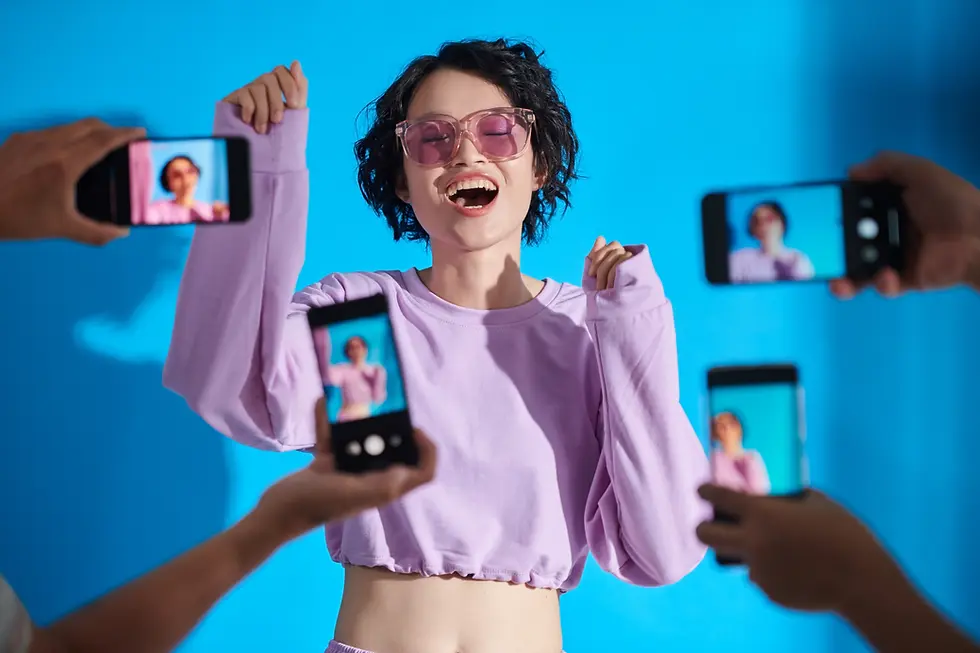 Influencerka v trendovom oblečení, ktorá si užíva pozornosť mobilov, ktoré ju nahrávajú