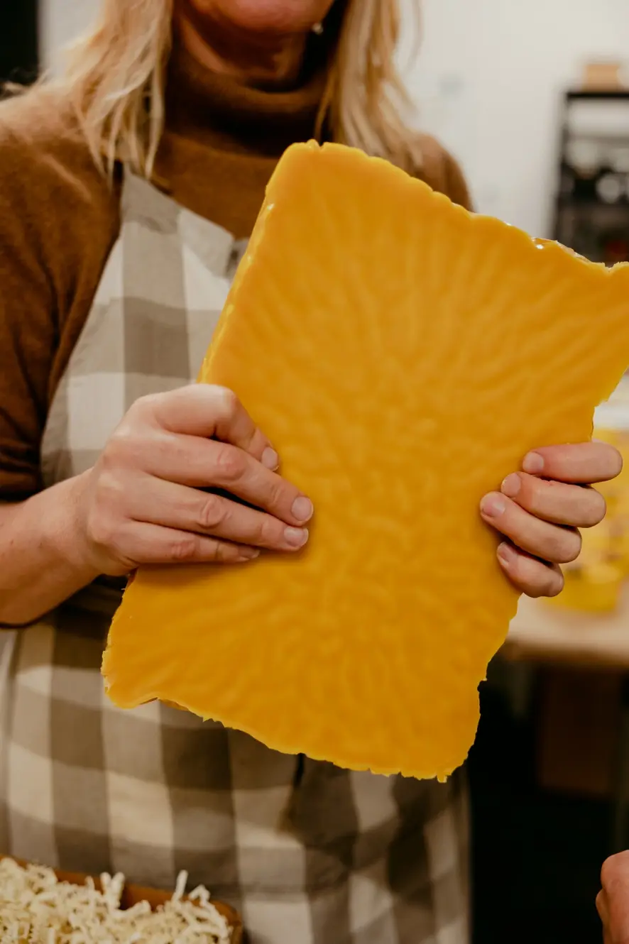 Thumbnail: Person holding a large, yellow beeswax sheet, artisanal production, Mellofina