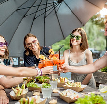ragazzi che brindano ad un aperitivo