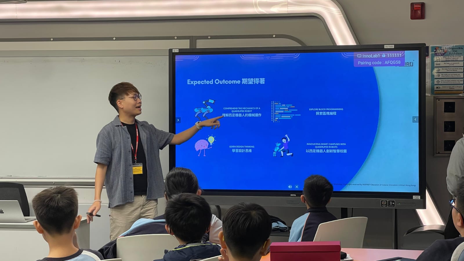 學生學習機械人操作