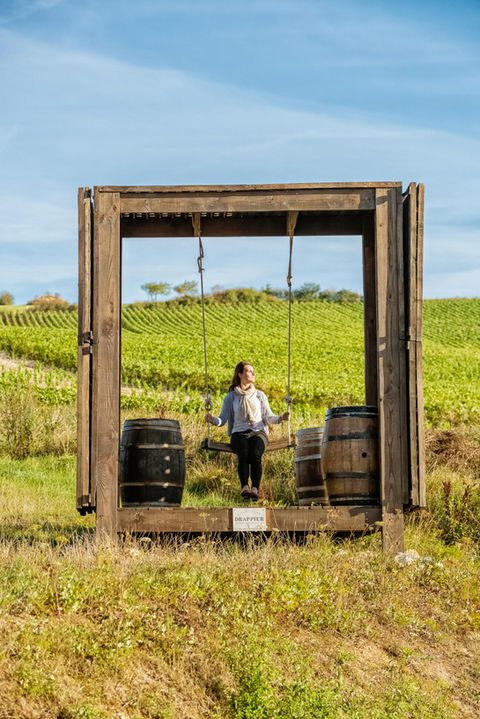 Champagne Drappier, Charline Drappier sur une balançoire installée dans les vignes
© Philippe Martineau, photographe culinaire et videaste professionnel à Paris.
Photographe célèbre pour son style artistique original, il a été récompensé par 12 prix internationaux.