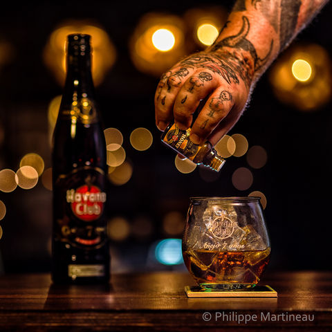 Pub rhum Havana 7ans, packshot bitter et verre, main avec tatouages,
Philippe MARTINEAU, PHOTOGRAPHE CULINAIRE à Paris, Photo culinaire + vidéo, Studio équipé cuisine, portrait, packshot, plat, verrerie, vin, cocktail, etc...
