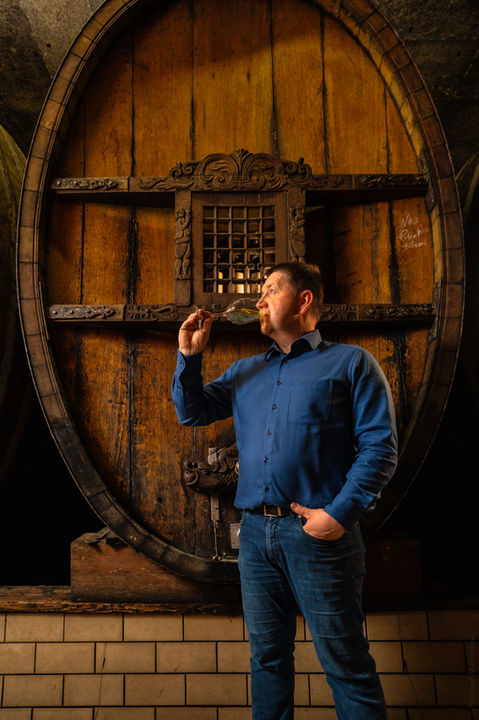Portrait domaine Rolly-Gassmann Alsace.
Producteur de vin, vigneron indépendant propriétaire récoltant au coeur de l’Alsace à Rorschwihr.
© Philippe Martineau, photographe culinaire et videaste professionnel à Paris.
Portraits de vignerons, sommeliers, barman et corporate, en studio et partout dans le monde.
Photographe célèbre pour son style artistique original, il a été récompensé par 12 prix internationaux.