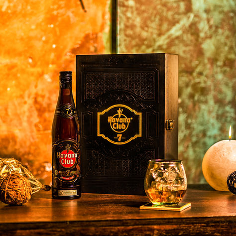 Rhum Havana Club 7 ans, packshot en situation avec les bitters havana
© Philippe Martineau, photographe culinaire et videaste professionnel à Paris  |  
Photographe célèbre pour son style artistique original, il a été récompensé par 12 prix internationaux.