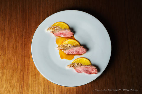 Photo de plat de César Troigros, Chef 3 Etoiles Michelin au Bois sans feuilles à Ouches, France.

© Philippe Martineau, artiste spécialisé dans la photographie culinaire à Paris, réalise également vos shooting vidéo culinaires. 
Célèbre pour son style original, il a été récompensé par 12 prix internationaux.
20 ans d’expérience à votre service pour portrait, packshot produit, photo de plat, catalogue, film publicitaire et réseaux sociaux.