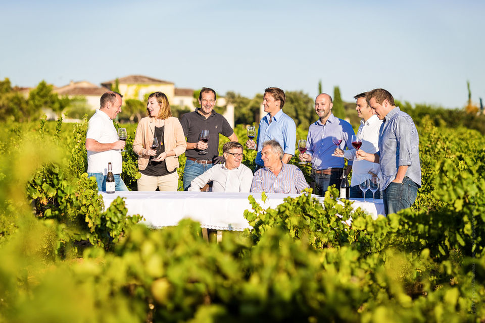 Famille Perrin dans les vignes, devant le Chateau de Beaucastel, situé sur la commune de Courthézon.
dans les Cotes du Rhone.
Copyright © Philippe Martineau, photographe culinaire & vidéaste culinaire célèbre à Paris. 
Studio équipé cuisine pour vos shooting au plein centre de Paris, quartier Louvre.
Professionnel reconnu depuis 20 ans pour son style impactant et lumineux, il a été récompensé par 12 prix internationaux. 
Portraits de Chefs, vignerons, sommeliers, barmen & corporate. Photos produits, verrerie, cocktails, reportages, vidéos institutionnelles et REELS Instagram