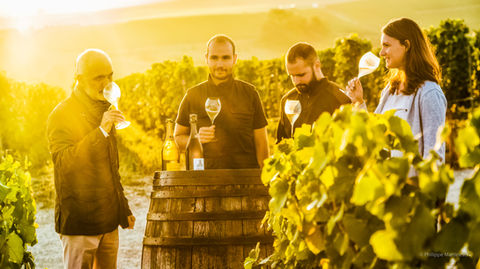 Famille Drappier dégustant son champagne dans les vignes au lever du soleil, autour d'un tonneau.
© Philippe Martineau, photographe culinaire et videaste professionnel.
Portraits de vignerons, sommeliers, barman et corporate.
Photographe célèbre pour son style artistique original, il a été récompensé par 12 prix internationaux.
