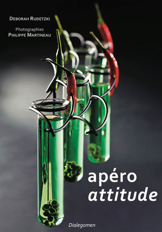 couverture du livre "Apéro Attitude" un tour du Monde des traditions de l'apéro, avec recettes et cocktails, aux éditions Dialegomen.
Textes de Deborah Rudetzki, photos © Philippe Martineau, photographe culinaire et videaste professionnel à Paris  |  
Photographe célèbre pour son style artistique original, il a été récompensé par 12 prix internationaux.