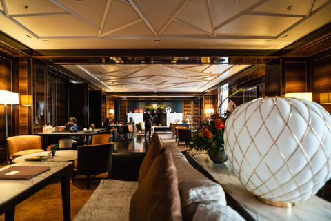 Salon de l'Hotel de luxe Bulgari à Paris, avec a table du chef étoilé des Abruzzes Niko Romito et la sélection de vins transalpins du sommelier Gabriele Del Carlo.
© Philippe Martineau, photographe culinaire,
photos & vidéos de vos salles de restaurant, bars, caves | Communication, publicité, presse, pilote drône |
Photographe et réalisateur depuis plus de 15 ans dans le domaine du culinaire, mon travail, artistique, original, a été récompensé par 12 prix internationaux.