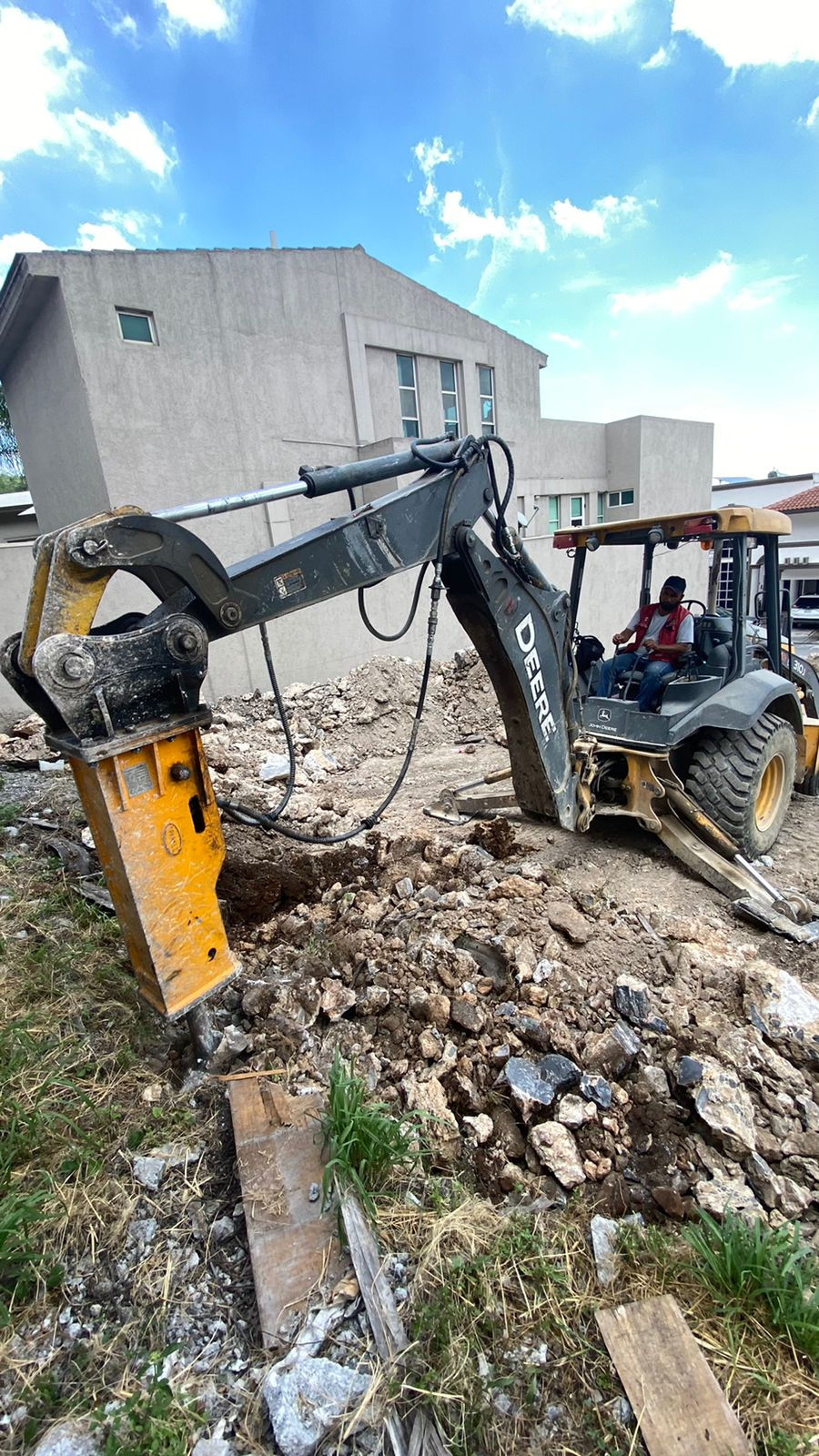 섬네일: Renta de Retroexcavadora con Cucharón y Martillo Hidráulico en Monterrey | Maqui