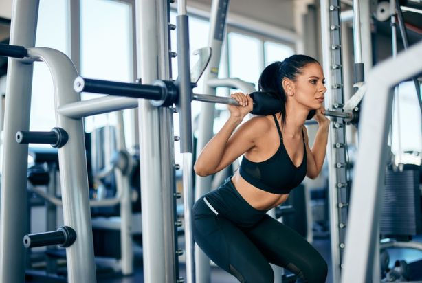 Agachamento: conheça as vantagens e os riscos