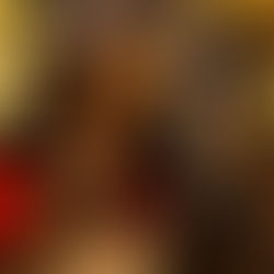 Vidriera de un hombre con aureola y cordero, vestido de rojo y blanco. Fondo amarillo con detalles arquitectónicos, transmite paz.