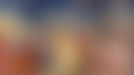 Personas en túnicas coloridas rodean a un hombre con aureola, sosteniendo antorchas y lanzas bajo un cielo oscuro, ambiente tenso.