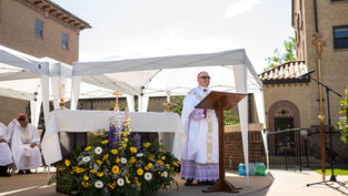 “Todo fue un don”: arzobispo emérito Samuel Aquila celebra 50 años de sacerdocio