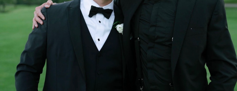 Will Ives sonríe con uno de sus mejores amigos antes de la boda de su amigo.