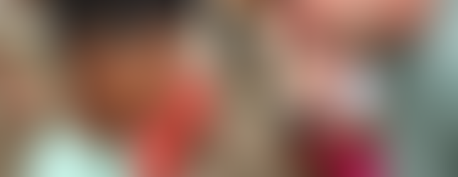 Will Ives le estrecha la mano a un niño durante un viaje misionero a Costa Rica.