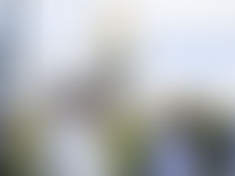 Procesión católica al aire libre: sacerdotes con una custodia dorada ante una cúpula dorada; cielo despejado y solemne.