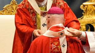 Arzobispo Golka recibe el palio de manos del papa León XIV