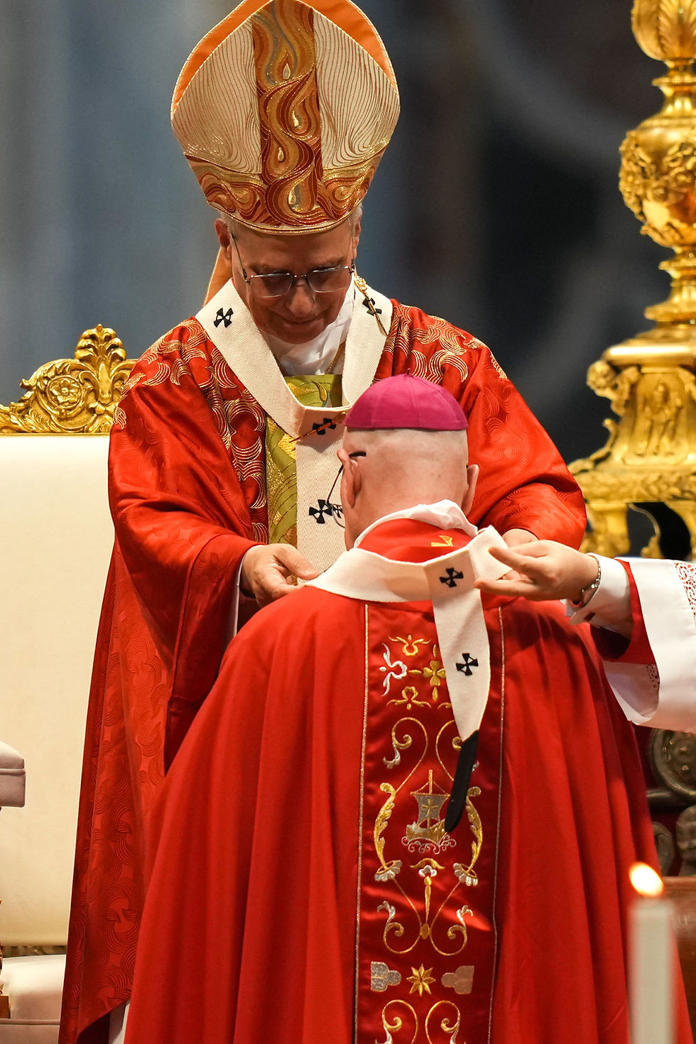 Arzobispo Golka recibe el palio de manos del papa León XIV