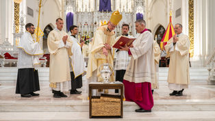 Arzobispo James anima a los sacerdotes de la arquidiócesis en la primera Misa Crismal anual