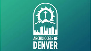 Logotipo blanco de la Arquidiócesis de Denver sobre fondo verde azulado, con cruz, montaña y skyline.