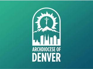 Logotipo blanco de la Arquidiócesis de Denver sobre fondo verde azulado, con cruz, montaña y skyline.