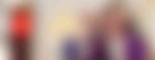 Obispo eleva la hostia consagrada durante la consagración en la Eucaristía.