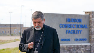 Obispo Jorge Rodríguez y representantes del Vaticano rezan el rosario frente a centro de detención de ICE en Hudson