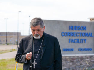 Obispo Jorge Rodríguez y representantes del Vaticano rezan el rosario frente a centro de detención de ICE en Hudson