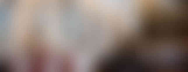 La congregación permanece de pie en los bancos mientras un crucifijo es llevado en procesión por la catedral.