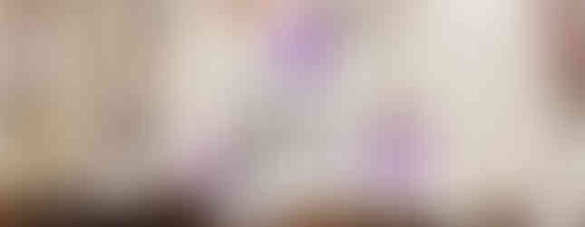 Diácono en púlpito con vestimenta púrpura en una iglesia, hablando ante una congregación de niños y jóvenes en ropas rojas. Ambiente solemne.