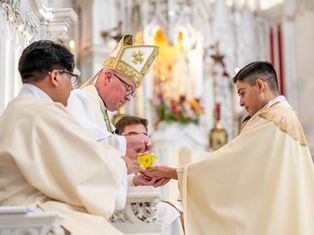 FOTOS | “Todo es don”: cuatro hombres son ordenados sacerdotes en Denver