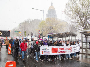 “El antídoto es el amor”: arzobispo James destaca testimonio de fe en Marcha por la Vida bajo la nieve en Colorado