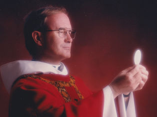 Sacerdote con túnica roja y blanca sostiene una hostia iluminada sobre fondo rojo; escena solemne y contemplativa.