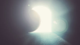 Brillante luz blanca entra por puerta semicircular abierta en un espacio oscuro. El suelo muestra un tono azulado, creando un ambiente místico.